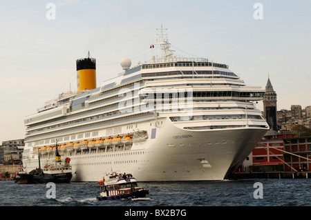 Costa Serena un paquebot de croisière amarré, où la corne d'or rejoint le Bosphore, Istanbul, Turquie Banque D'Images