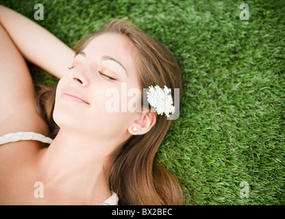 Femme indienne tranquille dormir dans l'herbe Banque D'Images