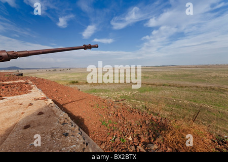 Plateau du Golan, Israël. Une vieille machine gun donnant sur la frontière israélo-syrienne à 'Téléphone Saki' ('Le Saki knoll'). Banque D'Images