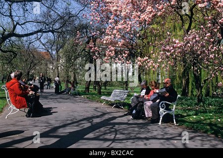 Les gens s'épanouit l'Europe Tchéquie Prague Personnes reste Printemps Vojan park Vojanovy Sady Park Banque D'Images