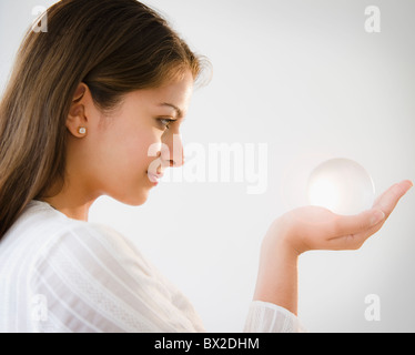 Femme indienne à la bille de verre à Banque D'Images