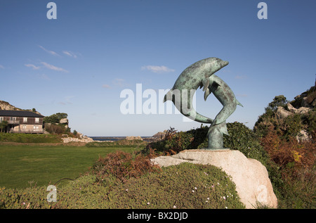 Sculpture de dauphins sautant dans le parc de l'île de Tresco Hotel Penzance Cornwall UK Banque D'Images