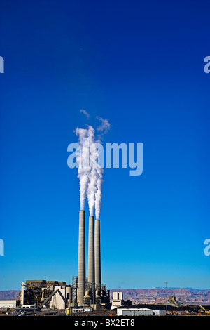 Cheminées d'atteindre de hauts dans le ciel bleu dans le nord de l'Arizona en novembre 2010. Banque D'Images