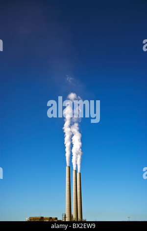 Cheminées d'atteindre de hauts dans le ciel bleu dans le nord de l'Arizona en novembre 2010. Banque D'Images