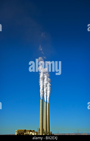 Cheminées d'atteindre de hauts dans le ciel bleu dans le nord de l'Arizona en novembre 2010. Banque D'Images