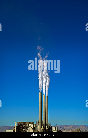 Cheminées d'atteindre de hauts dans le ciel bleu dans le nord de l'Arizona en novembre 2010. Banque D'Images