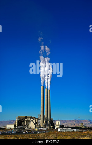 Cheminées d'atteindre de hauts dans le ciel bleu dans le nord de l'Arizona en novembre 2010. Banque D'Images