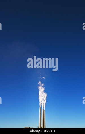 Cheminées d'atteindre de hauts dans le ciel bleu dans le nord de l'Arizona en novembre 2010. Banque D'Images