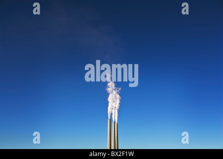 Cheminées d'atteindre de hauts dans le ciel bleu dans le nord de l'Arizona en novembre 2010. Banque D'Images