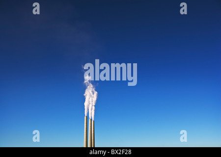 Cheminées d'atteindre de hauts dans le ciel bleu dans le nord de l'Arizona en novembre 2010. Banque D'Images