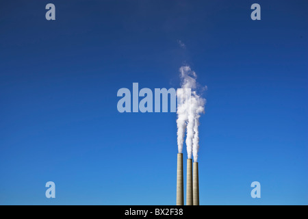 Cheminées d'atteindre de hauts dans le ciel bleu dans le nord de l'Arizona en novembre 2010. Banque D'Images