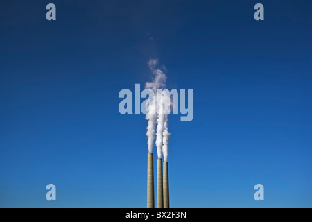 Cheminées d'atteindre de hauts dans le ciel bleu dans le nord de l'Arizona en novembre 2010. Banque D'Images