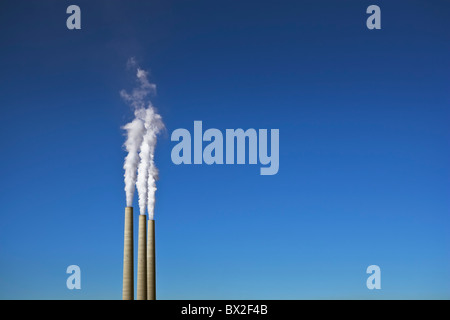 Cheminées d'atteindre de hauts dans le ciel bleu dans le nord de l'Arizona en novembre 2010. Banque D'Images