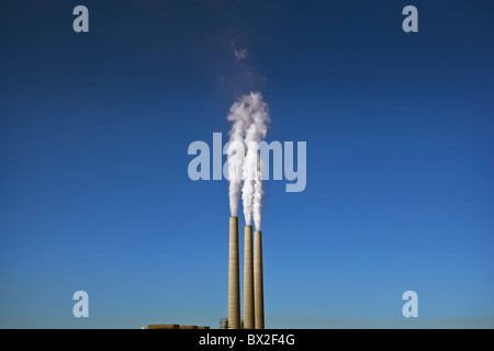 Cheminées d'atteindre de hauts dans le ciel bleu dans le nord de l'Arizona en novembre 2010. Banque D'Images