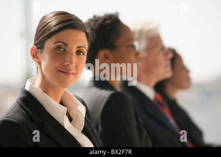 L'écoute des gens d'affaires graves en réunion Banque D'Images