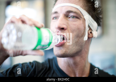 L'eau potable l'homme bandé Banque D'Images