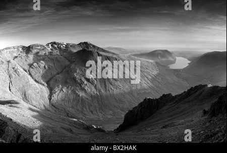 Scafell et Wastwater en noir et blanc. Vue depuis le bas de la porte de l'enfer Grand Gable Banque D'Images