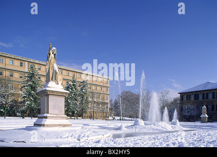 Balbo Aiuola ville construction bâtiment Daniele Manin Denkmal fontaine Italie Europe park snow à Piémont Banque D'Images