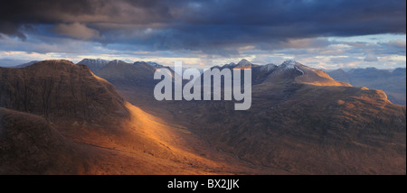 La lumière du soleil de fin de soirée sur Beinn Dearg, Beinn Eighe et Liathach, Torridon, Wester Ross, les Highlands écossais Banque D'Images
