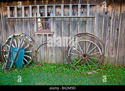 Mur de l'ancienne grange en bois roues Roues de chariot de l'échelle de la fenêtre Banque D'Images