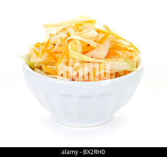 Bol de salade de chou avec chou râpé isolé sur fond blanc Banque D'Images