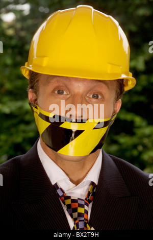 Ingénieur civil ingénieur architecte casque portrait business businessman homme mains bâillonnée bascule silencieusement un Banque D'Images