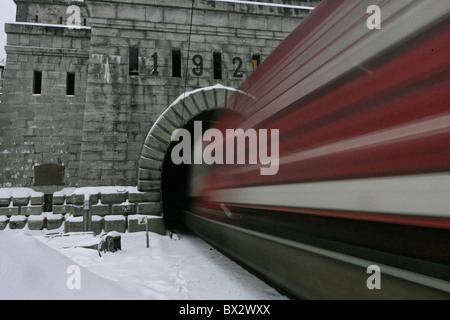 Les trains railroad tunnel du Simplon portail d'entrée principale du trafic de transit transport hiver neige Val Canton Banque D'Images