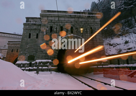 Les trains railroad tunnel du Simplon portail d'entrée principale du trafic de transit transport hiver neige Val Canton Banque D'Images