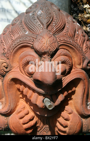 Visage en terre cuite fontaine en Thaïlande. Banque D'Images