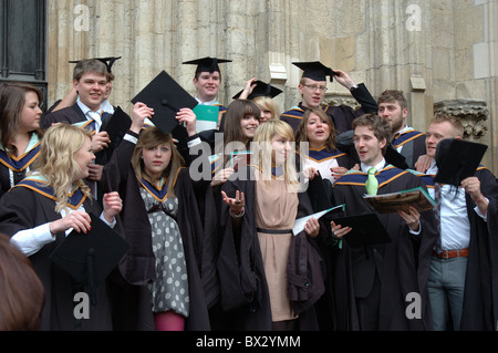 Les diplômés de l'Université St John de York célébrer à l'extérieur de la cathédrale de York, York, England, UK Banque D'Images