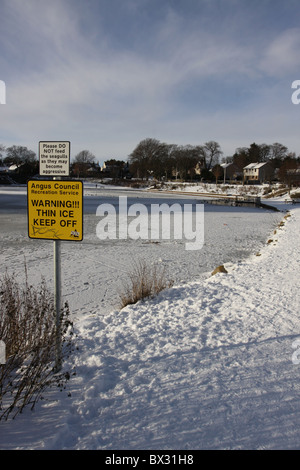 Étang gelé dans Keptie Arbroath parc Angus Scotland Décembre 2010 Banque D'Images