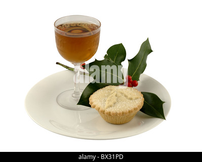 Un mince pie Noël avec un verre de sherry et une branche de houx Banque D'Images