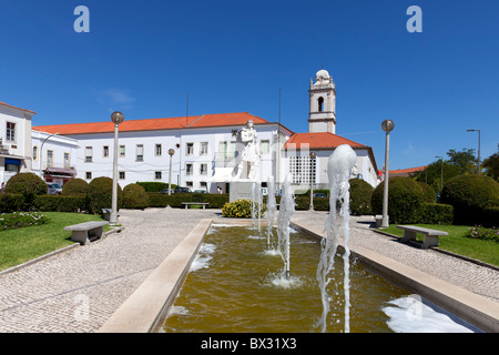 Infante Santo Square à Santarém, Portugal. Dans l'arrière - Escola Prática de Cavalaria et l'ancien couvent de Trindade tower. Banque D'Images