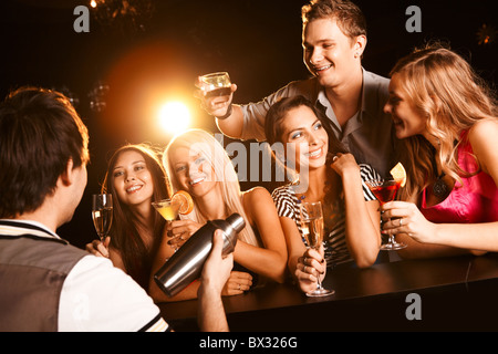 Photo de joyeux amis dans le bar de communiquer les uns avec les autres Banque D'Images