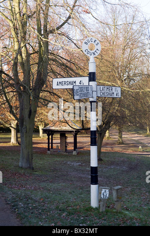 Route de campagne traditionnel panneau routier, les directions de villes locales sur Chenies village green Buckinghamshire UK Banque D'Images