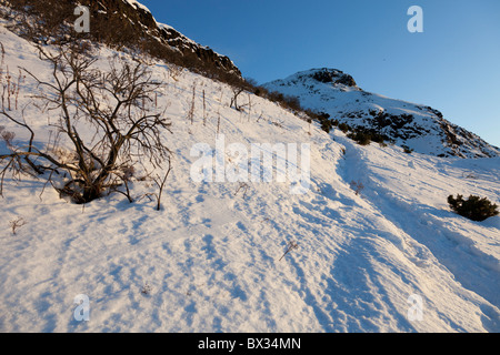 Hiver neige profonde sur le siège d'Arthur au parc de Holyrood, Édimbourg, Écosse Banque D'Images