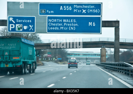 Le temps de prise des routiers - Services imminente turn-off - un bon endroit pour s'arrêter pour une pause, pour éviter la fatigue du pilote. UK. Banque D'Images