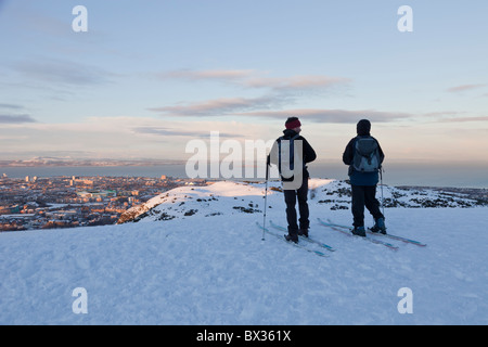 Les skieurs sur Authur du Siège dans le parc de Holyrood, Édimbourg en Écosse Banque D'Images