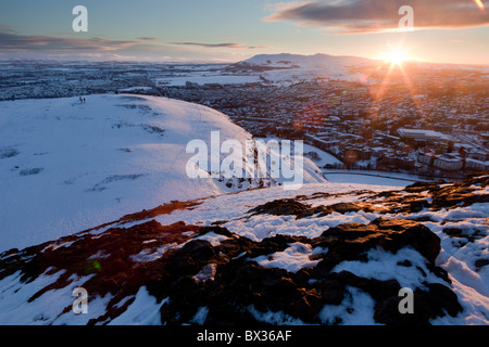 Coucher de soleil sur Paris du haut d'un harfang Arthur's Seat Banque D'Images