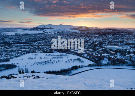 À plus d'un harfang à Édimbourg et les Pentlands Hillend au coucher du soleil Banque D'Images