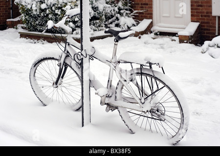 La neige a couvert location enchaîné à un poteau Banque D'Images