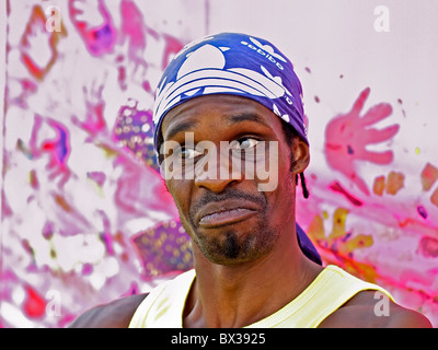 Booma 40 ans de Leeds, mâle noir portant des T-shirt jaune afro-antillaise et violet foulard. Banque D'Images