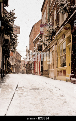 Les Shambles, une rue médiévale à York, dans une douche à neige Banque D'Images