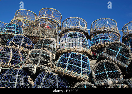 Des casiers à homard empilés sur quayside Banque D'Images