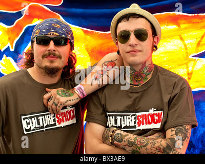Deux jeunes travailleurs dans la vingtaine de tatouages photographié à la fête des jeunes dans le Yorkshire. Banque D'Images