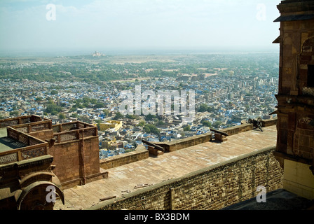 Vue depuis les remparts du Fort Mehrangarh qui domine la ville de Jodhpur, Rajasthan, India Banque D'Images