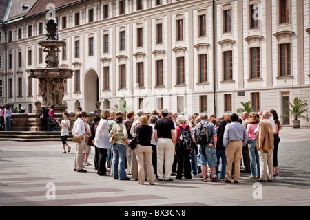 Les touristes à Prague Castle, République Tchèque Banque D'Images