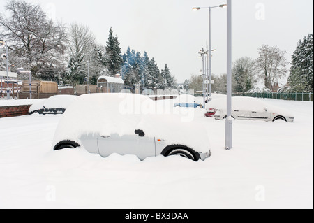 Otford gare avec des trains diesel et électrique trains incapable de bouger à cause de chutes de neige Banque D'Images