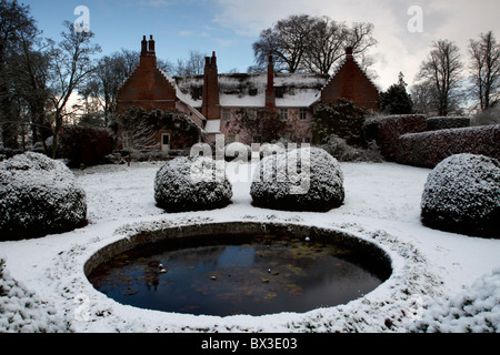La neige dans le jardin de Blo Norton Hall, Norfolk, England, UK Banque D'Images