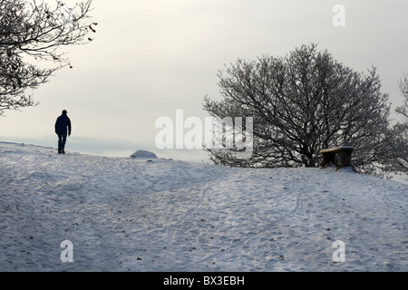 Walker dans la neige sur les collines Clément, Worcestershire, Angleterre, RU Banque D'Images